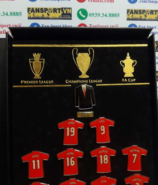 Badge Manchester United 1999 Treble Winners box set shirt