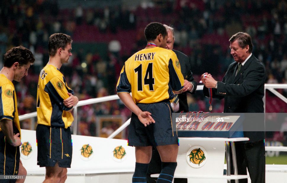 Áo đấu Henry 14 Arsenal UEFA Cup final 2000 away shirt jersey red 1999