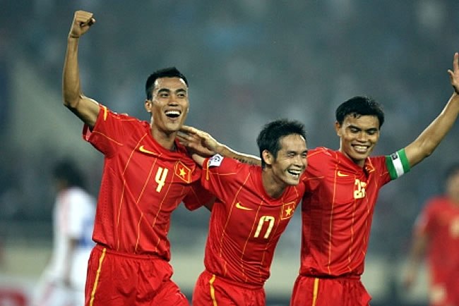 Áo đấu Việt Nam 2010-2011 home shirt sân nhà đỏ AFF cup SEA Games
