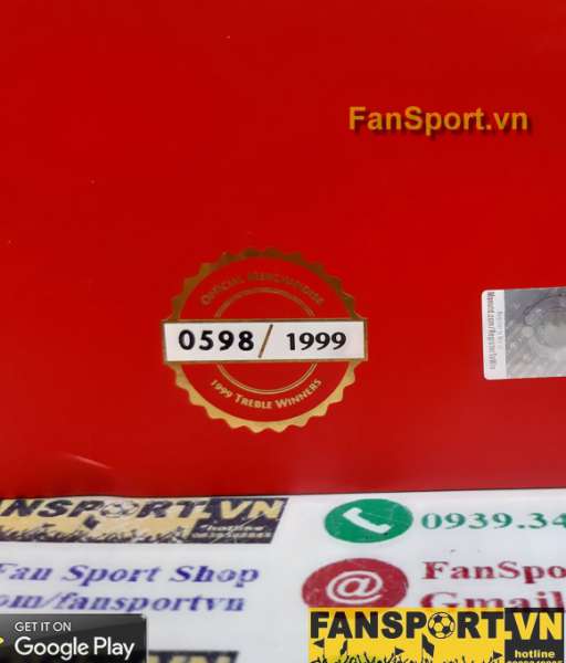 Badge Manchester United 20 Anniversary 1999 Treble Winners box set red