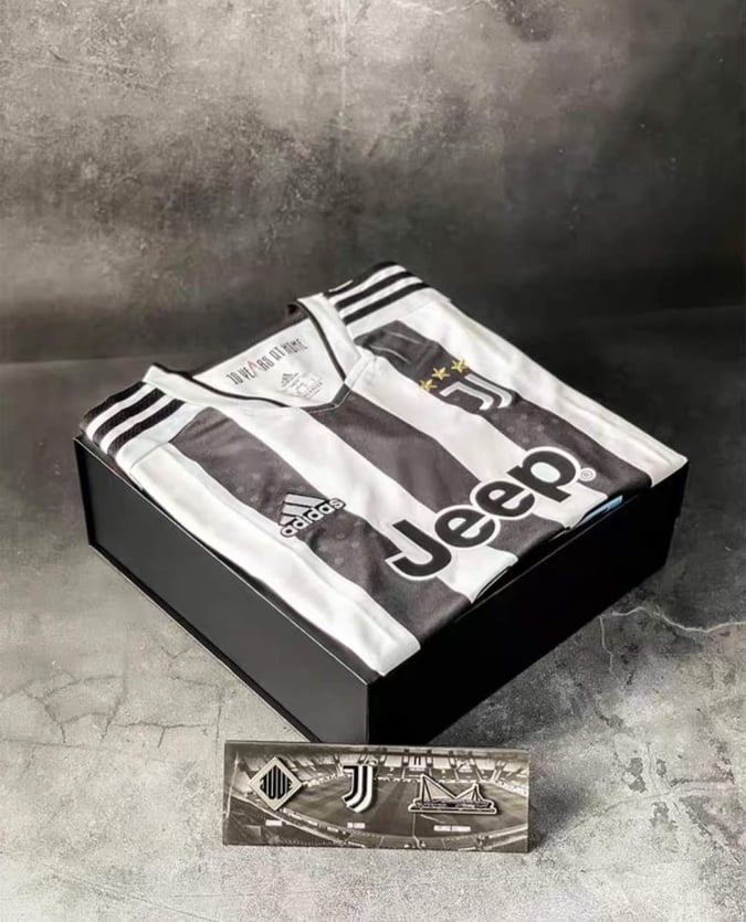 Box áo Ronaldo Juventus 2021 2022 home 10 year at home Allianz GS1442
