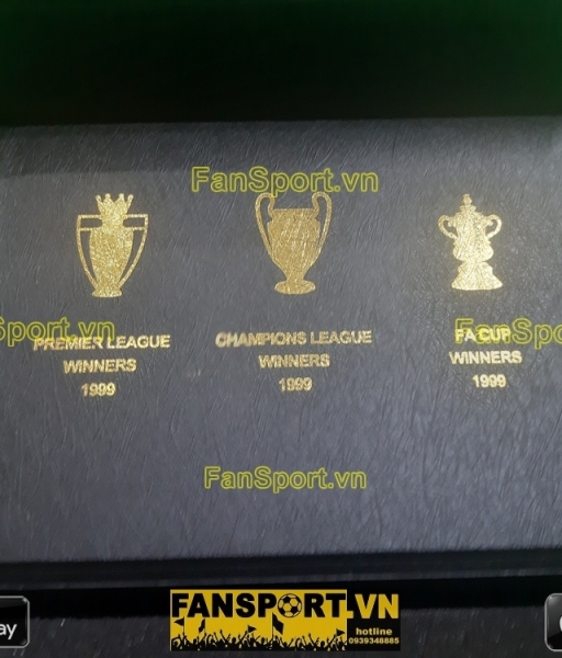 Box trưng bay huy chương Manchester United Treble 1999